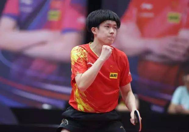 亚泰为客场全勤球迷颁发纪念证书，谭龙、徐浩峰等人参与颁奖