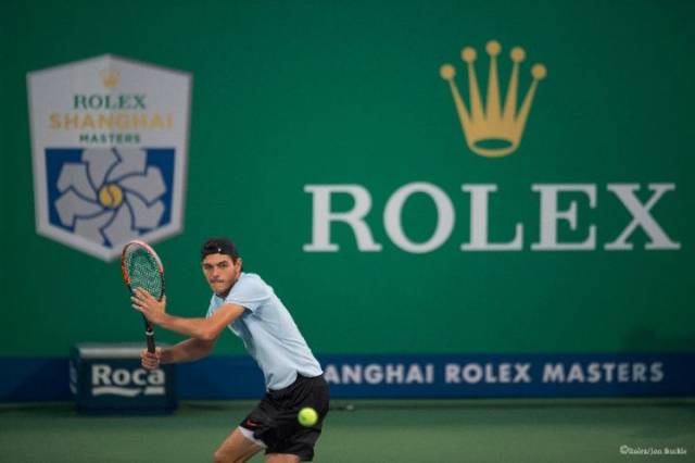 前锋突破射门锁定胜利