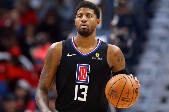 中场核心破门后致敬球迷，感人一幕